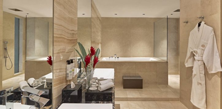pso-presidential-suite-master-bathroom-2-2