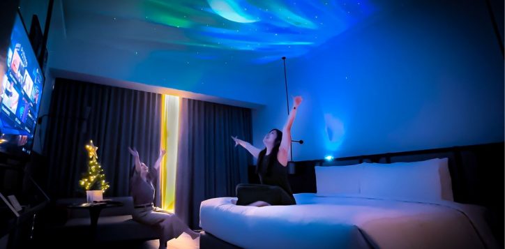 aurora-room-with-people-2